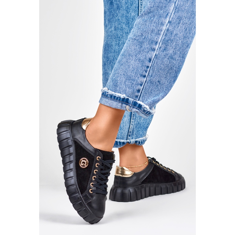 Chaussures de sport en cuir noir avec détails dorés 1