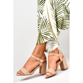 Sandales en daim beige pour femme sur le poteau 2