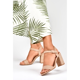 Sandales en daim beige pour femme sur le poteau 3