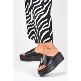 Sandales compensées noires pour femme avec décoration dorée 2