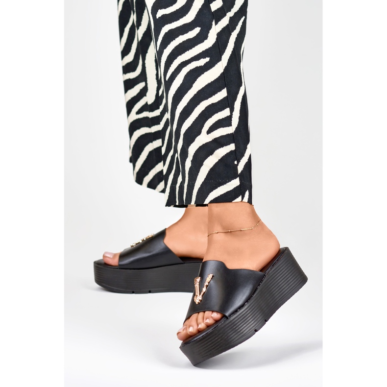 Sandales compensées noires pour femme avec décoration dorée 2