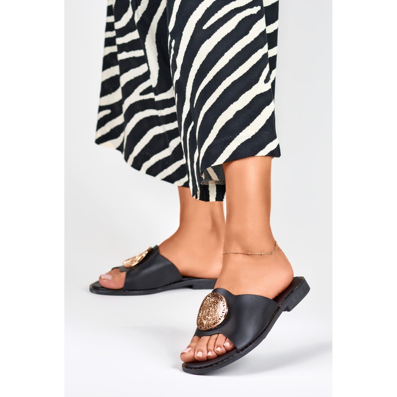Babouches noires pour femme avec décoration dorée 2
