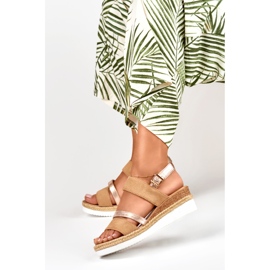 Sandales beiges pour dames sur un coin bas 2