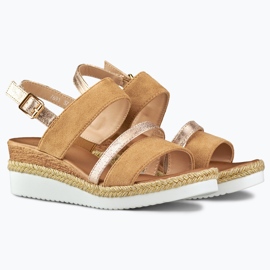 Sandales beiges pour dames sur un coin bas 1