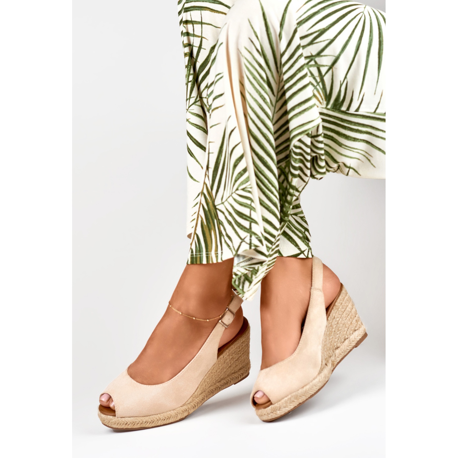 Espadrilles compensees pour femmes en daim beige