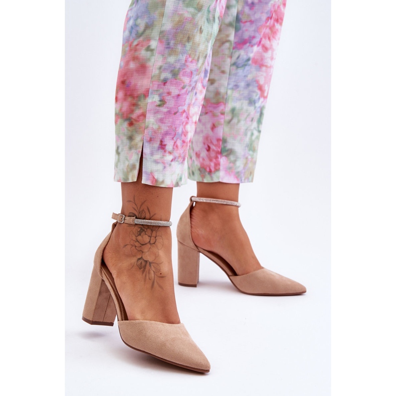 Escarpins en daim beige foncé à diamants avec zircons cubiques 1