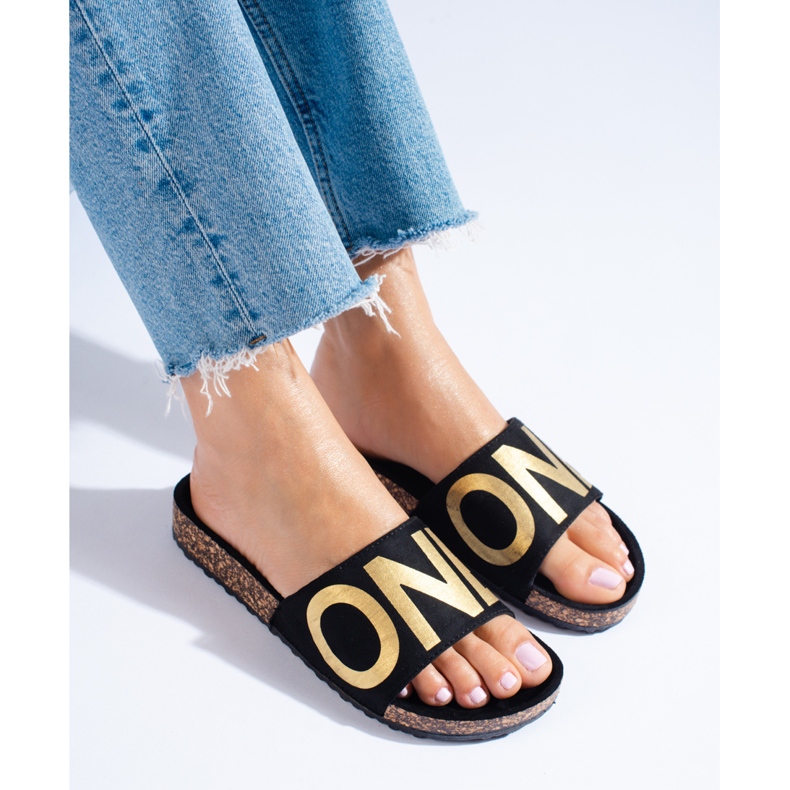 Tongs noires avec lettrage doré sur la casquette Shelovet 1