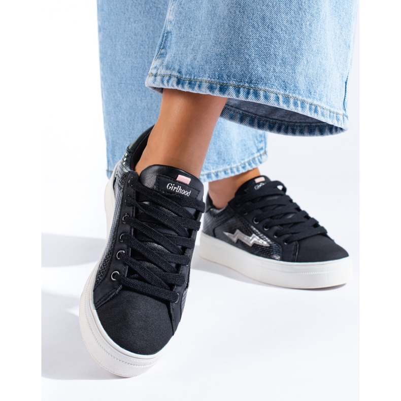 Baskets noires en cuir écologique sur la plateforme Shelovet 1