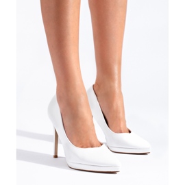 Escarpins élégants blancs sur un stiletto Shelovet 1