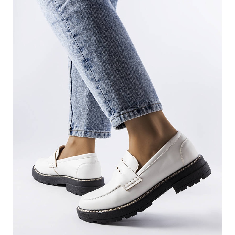 Brogues blanches avec une semelle intérieure en cuir de Biddie 1