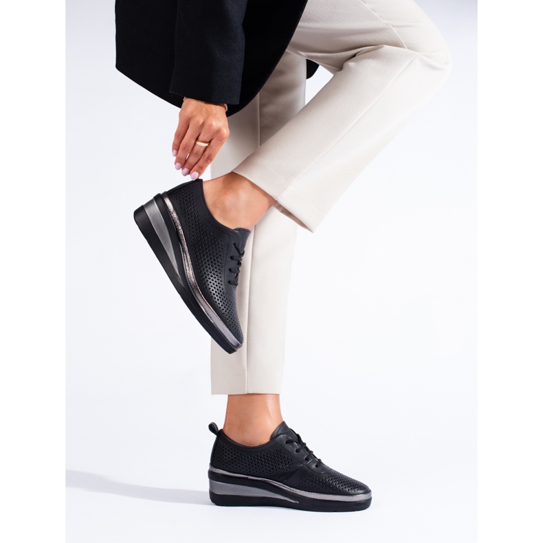 Chaussures compensées en cuir noir par T.Sokolski 2