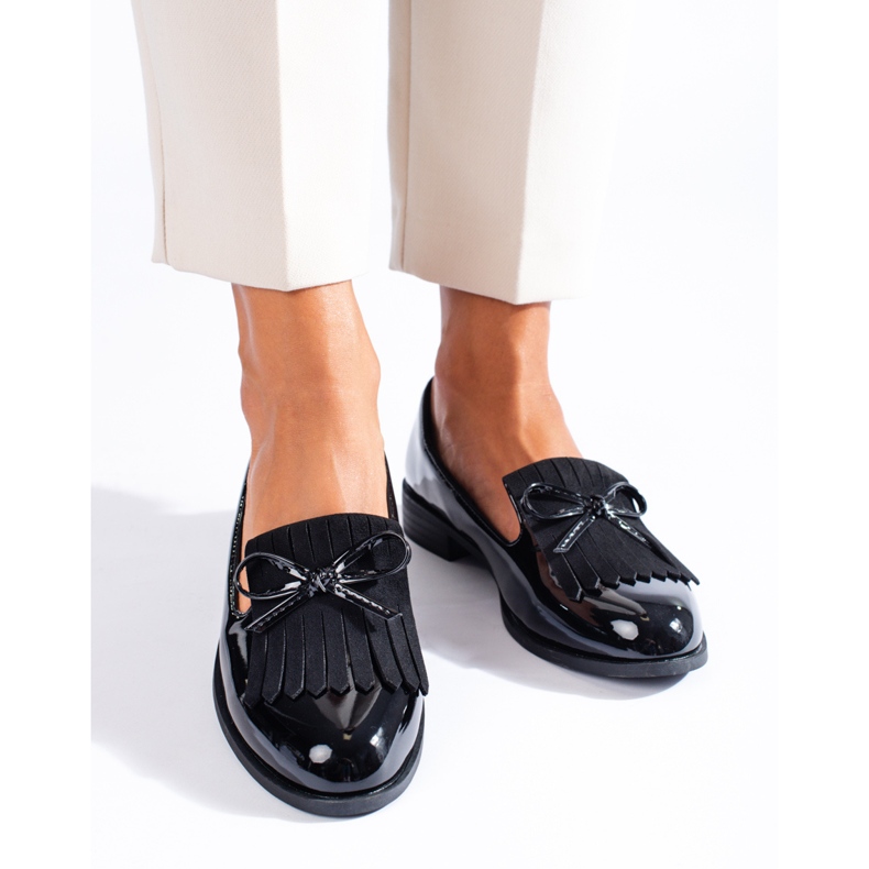 Mocassins laqués noirs Shelovet à pompons 1