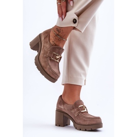 Lemar Chaussures élégantes Harmell beige foncé sur un pilier avec un ornement doré 1