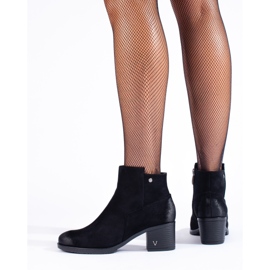 Bottes noires classiques sur le poste W. Potocki le noir 2