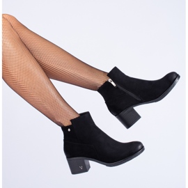 Bottes noires classiques sur le poste W. Potocki le noir 3
