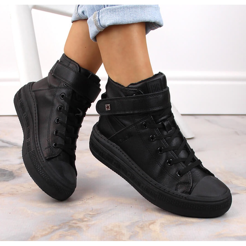 Baskets isolées à lacets et velcro noir Big Star MM274008 1