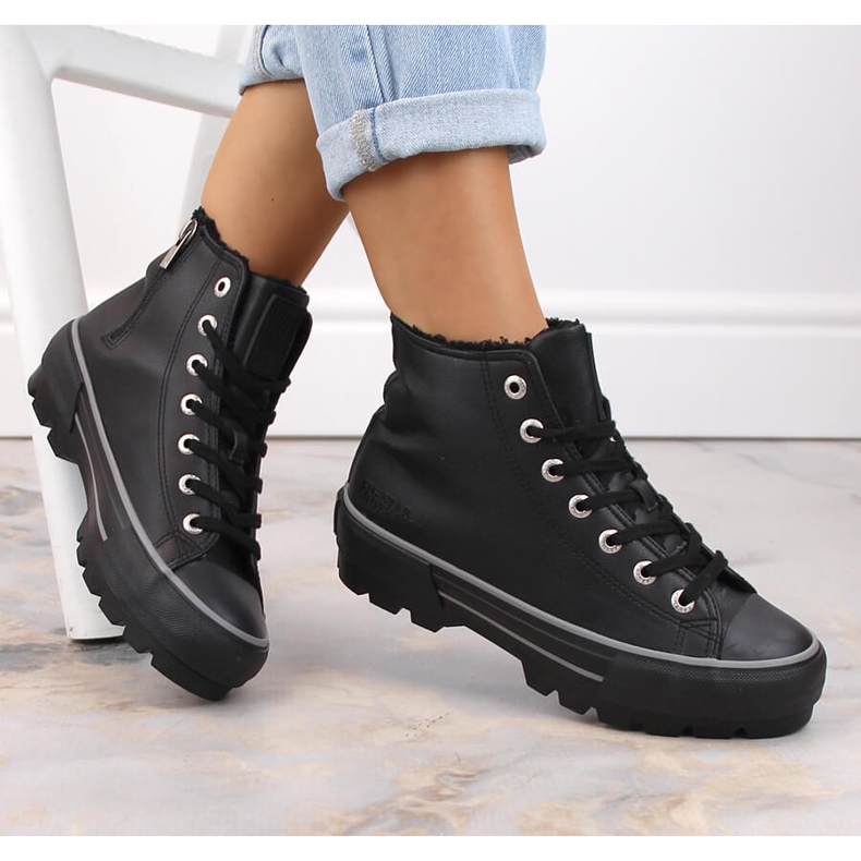 Baskets isolées sur la plateforme noir Big Star MM274039 le noir 1