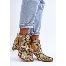 Bottes à la mode sur un talon avec des découpes Suelo beige-vert 5