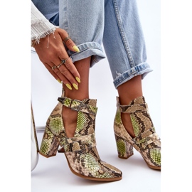 Bottes à la mode sur un talon avec des découpes Suelo beige-vert 4