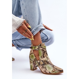 Bottes à la mode sur un talon avec des découpes Suelo beige-vert 8