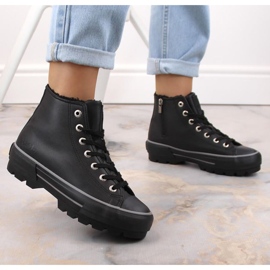 Baskets isolées sur la plateforme Big Star W INT1903C noir 2