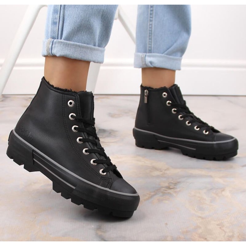 Baskets isolées sur la plateforme Big Star W INT1903C noir le noir 2