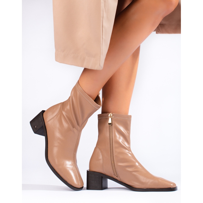 Bottes ajustées pour femmes en cuir écologique Vinceza beige 1 Bottes ajustées pour femmes en cuir écologique Vinceza beige 1