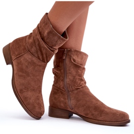 Bottes à talon plat froissées en daim marron Manuvia brun 8