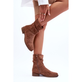 Bottes à talon plat froissées en daim marron Manuvia brun 3