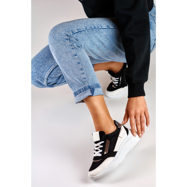 Chaussures de sport noires à semelle blanche 1