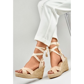 Sandales beiges pour femmes sur la plateforme 1 Sandales beiges pour femmes sur la plateforme 1