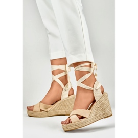 Sandales beiges pour femmes sur la plateforme 2