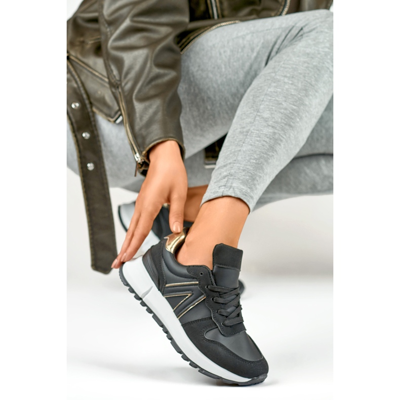 Baskets noires pour femme avec un ajout doré 1