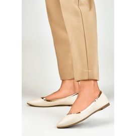 Ballerines beiges pour femme avec une addition dorée 2