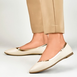 Ballerines beiges pour femme avec une addition dorée 6