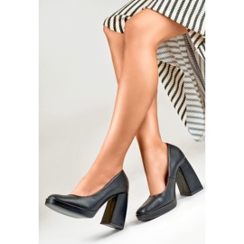 Escarpins noirs sur un talon haut large le noir 1