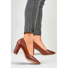 Escarpins bordeaux sur un talon confortable rouge 3