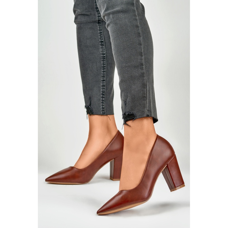 Escarpins bordeaux sur un talon confortable rouge 2