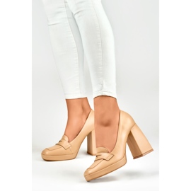 Mocassins à la mode sur un poteau haut et large beige 1