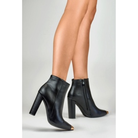 Bottes noires pour dames avec une pointe décorative le noir 3