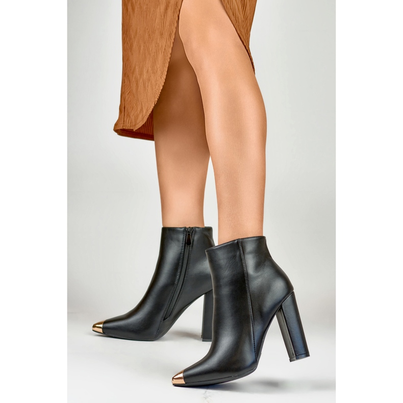 Bottes noires pour dames avec une pointe décorative 2