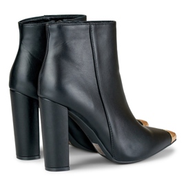 Bottes noires pour dames avec une pointe décorative 1