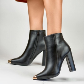 Bottes noires pour dames avec une pointe décorative le noir 6