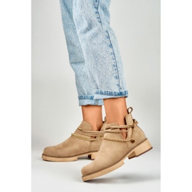 Bottes femme beiges avec une chaîne 6