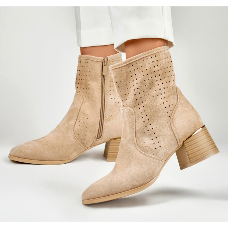 Bottes pour femmes beige clair ajourées sur un petit talon 2