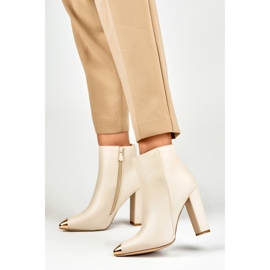 Bottes beiges pour dames avec une pointe décorative 4
