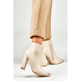 Bottes beiges pour dames avec une pointe décorative 5