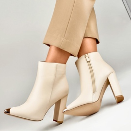 Bottes beiges pour dames avec une pointe décorative 8