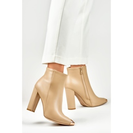 Bottes beige foncé pour femme avec une pointe décorative 4