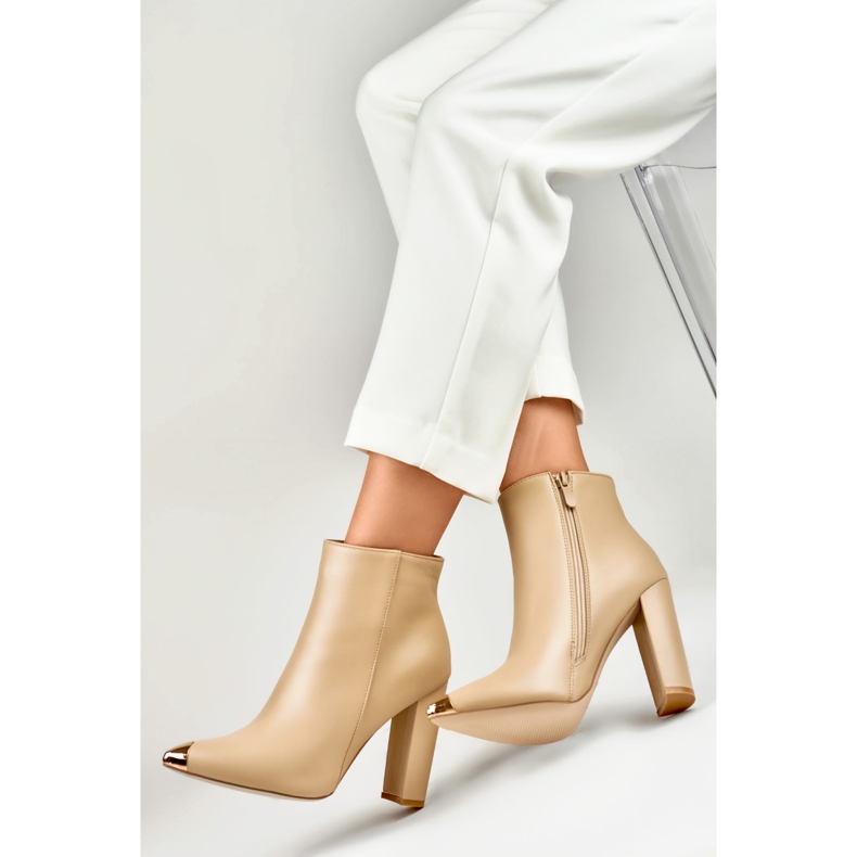 Bottes beige foncé pour femme avec une pointe décorative 2